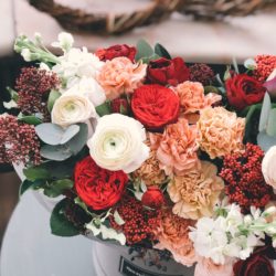 Composición floral variada como ejemplo de regalo de flores en San Valentín