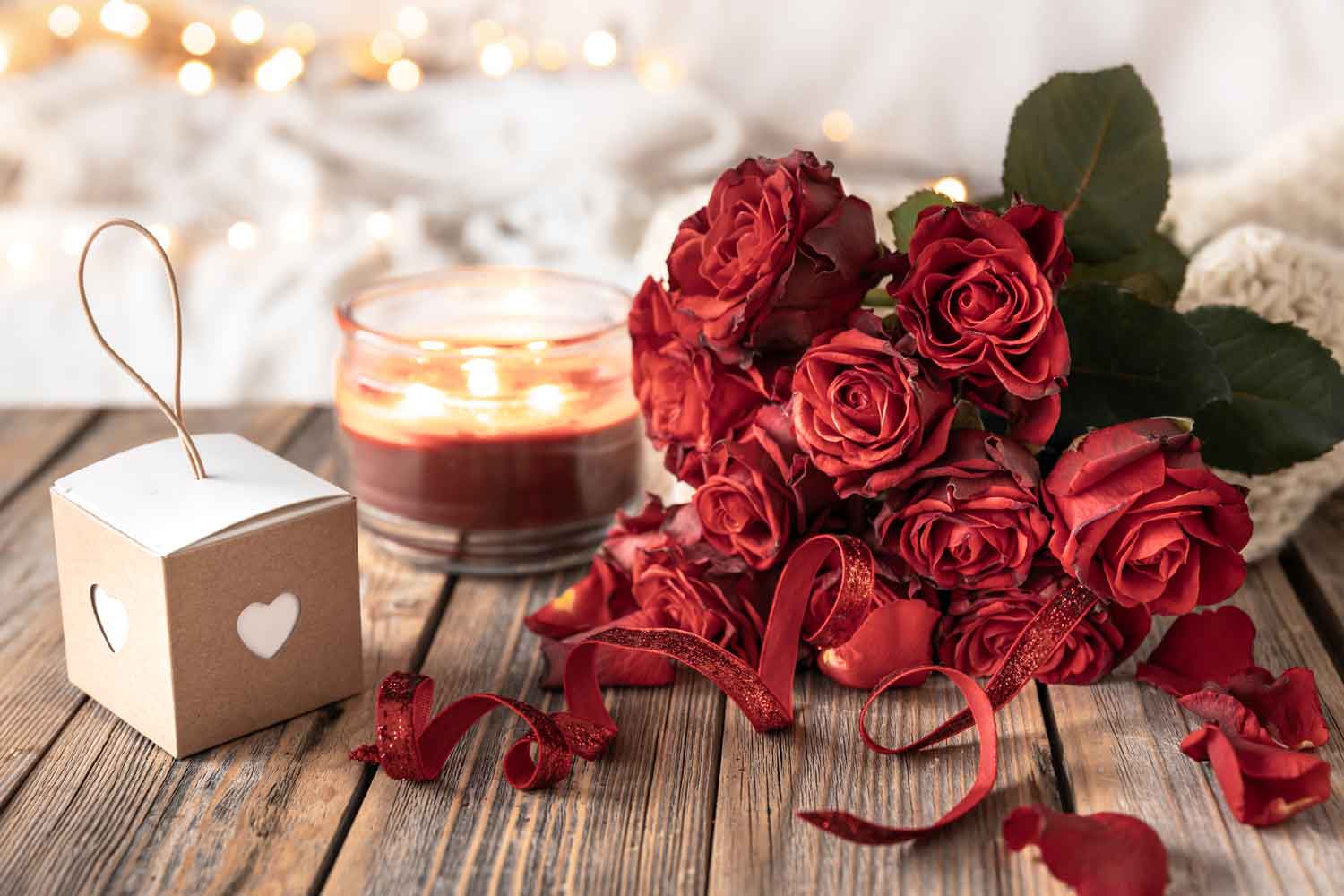 Ramo de flores rojas y detalles decorativos para regalar el día de San Valentín.