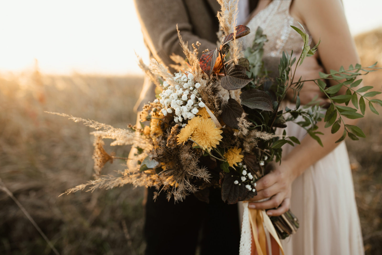 Ramo de novia con flores silvestres, un tendencia para este verano 2023
